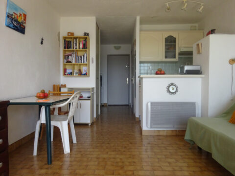 STUDIO CABINE  AVEC PARKING ET CELLIER