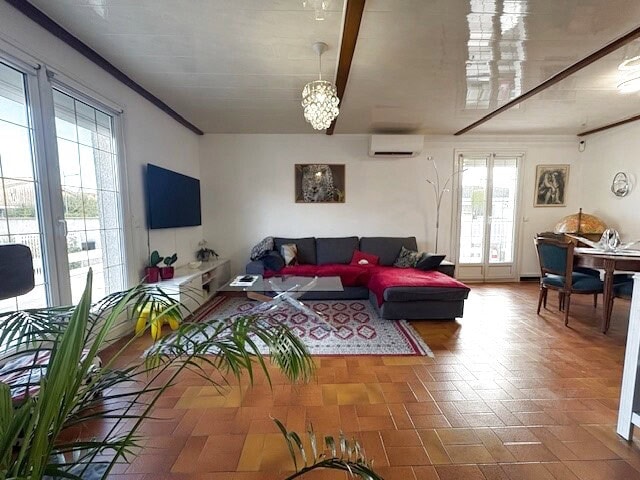 VILLA 6 pièces avec garage et piscine